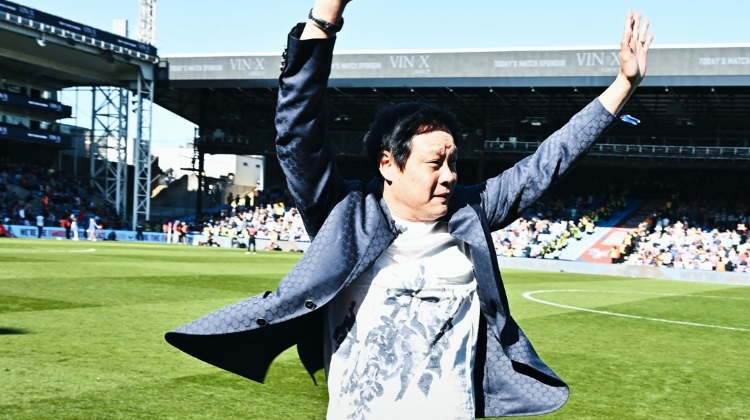 开云体育下载官网-排面!范志毅接受球迷致敬,水晶宫官方:欢迎回归范志毅!