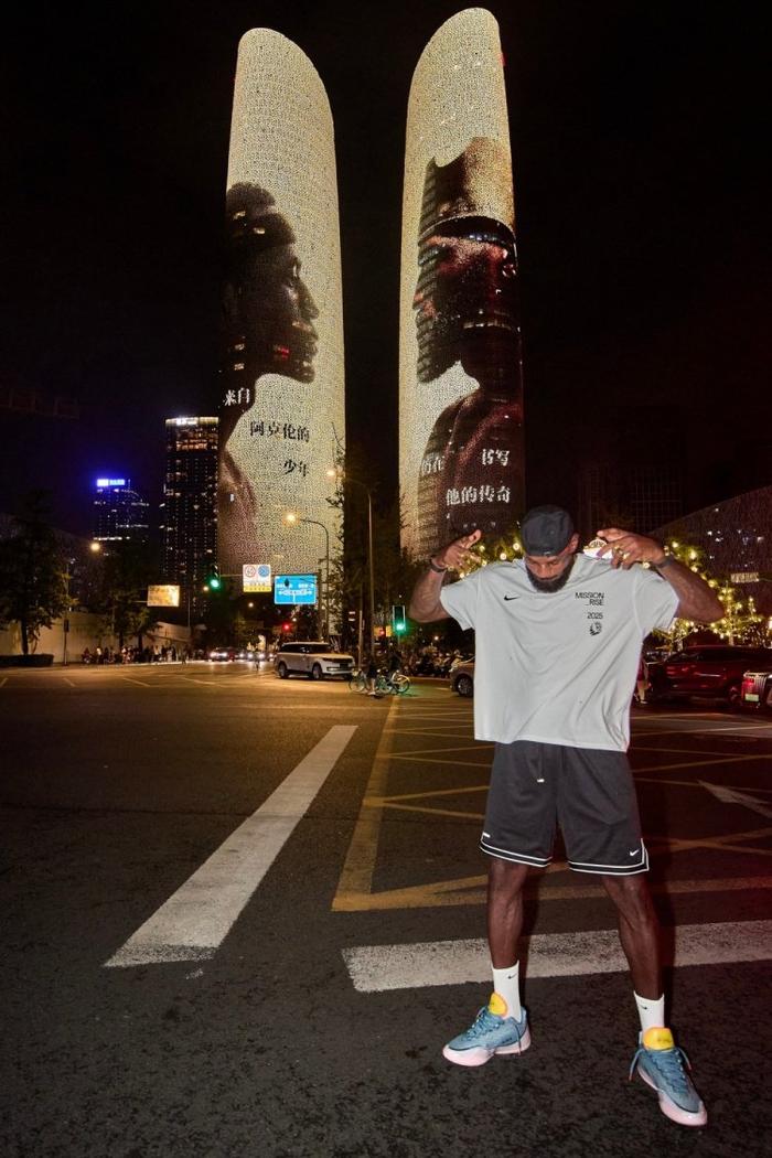 开云体育下载官网-亲自打卡留念!耐克官方晒詹姆斯昨晚在成都双子塔灯光秀前合影