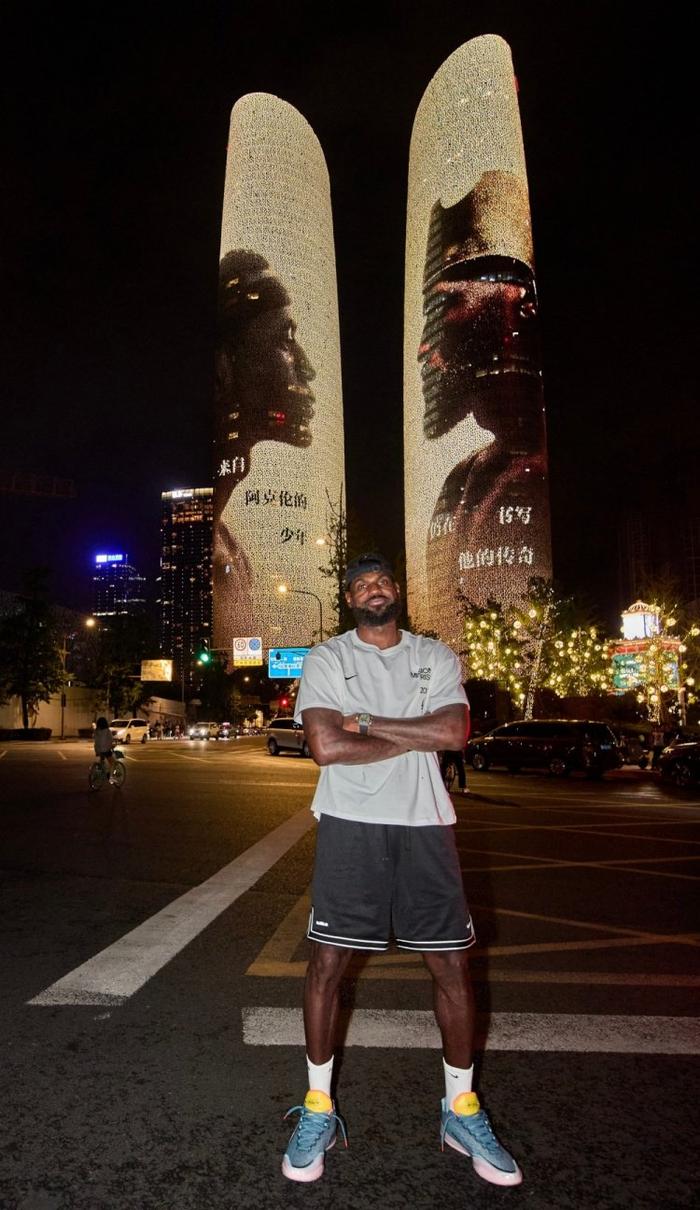 开云体育下载官网-亲自打卡留念!耐克官方晒詹姆斯昨晚在成都双子塔灯光秀前合影