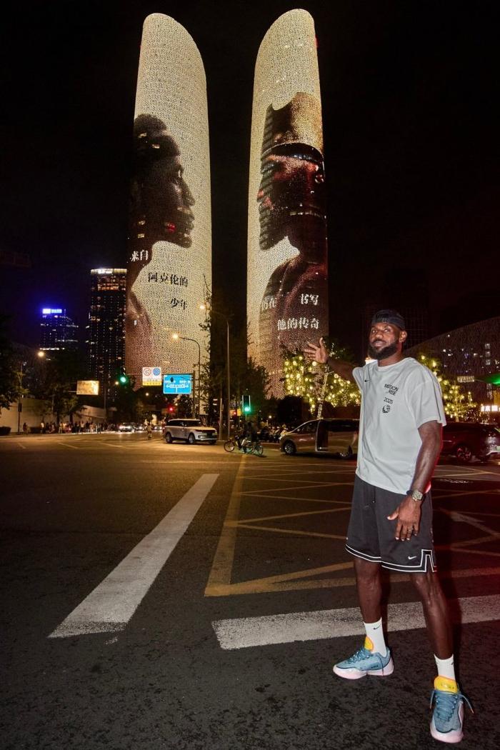 开云体育下载官网-亲自打卡留念!耐克官方晒詹姆斯昨晚在成都双子塔灯光秀前合影