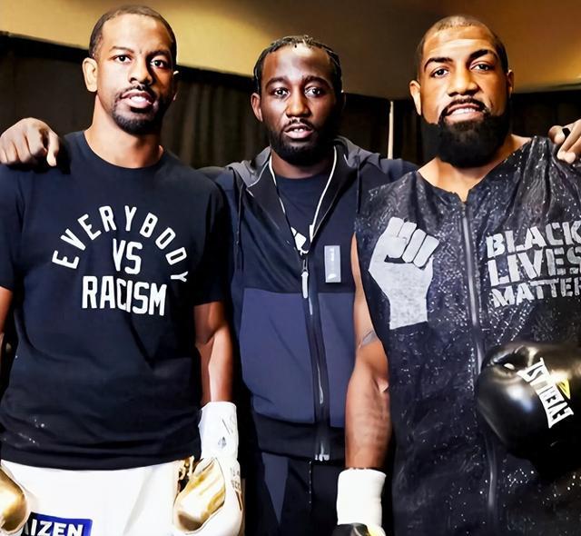 开云体育下载网址-陪练证言难掩力量鸿沟:克劳福德靠磨点求生,阿瓦雷兹胜算仍占优