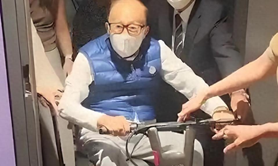 开云体育下载网址-2909亿身价有何用?97岁的李嘉诚无力回天,两个60岁儿子已成心病