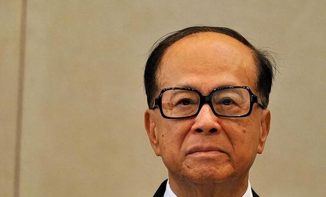 开云体育下载网址-2909亿身价有何用?97岁的李嘉诚无力回天,两个60岁儿子已成心病
