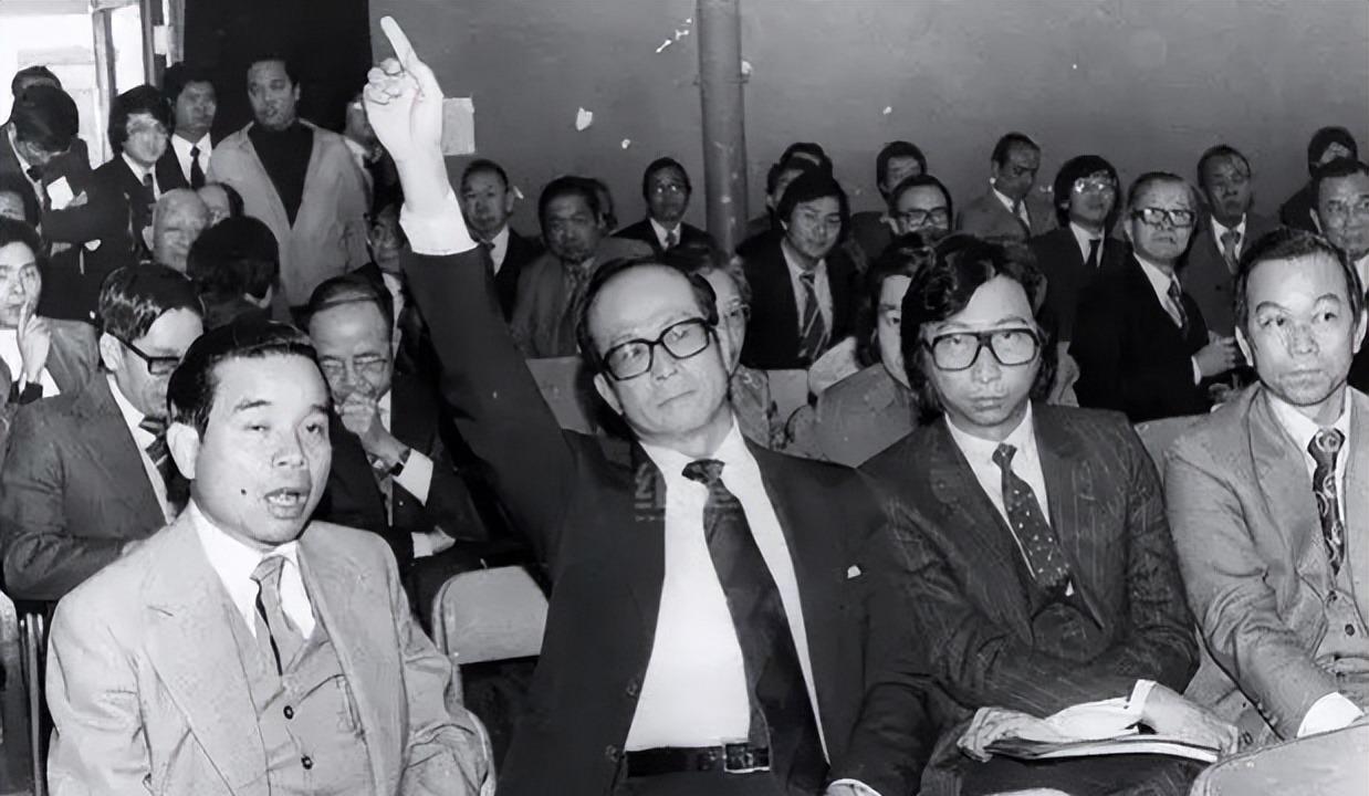 开云体育下载网址-2909亿身价有何用?97岁的李嘉诚无力回天,两个60岁儿子已成心病