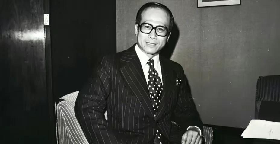 开云体育下载网址-2909亿身价有何用?97岁的李嘉诚无力回天,两个60岁儿子已成心病