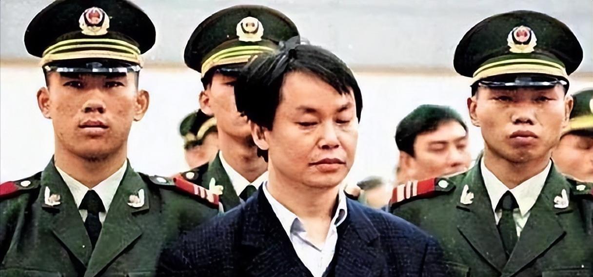 开云体育下载网址-2909亿身价有何用?97岁的李嘉诚无力回天,两个60岁儿子已成心病