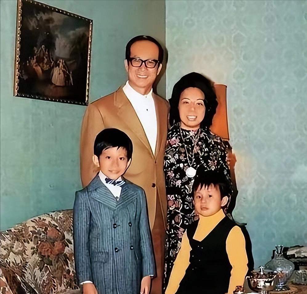 开云体育下载网址-2909亿身价有何用?97岁的李嘉诚无力回天,两个60岁儿子已成心病