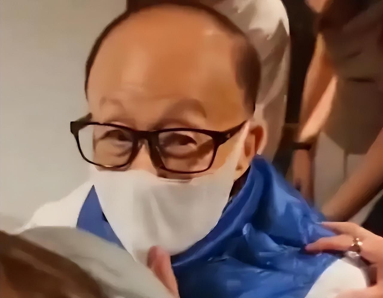 开云体育下载网址-2909亿身价有何用?97岁的李嘉诚无力回天,两个60岁儿子已成心病