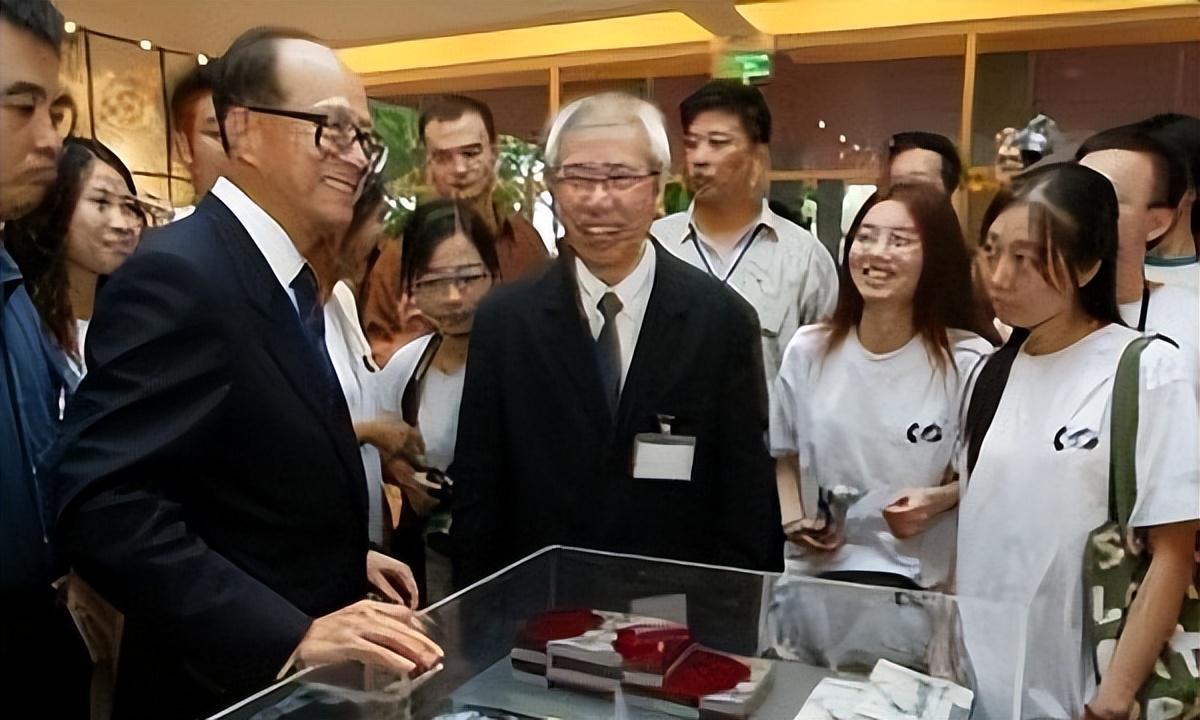 开云体育下载网址-2909亿身价有何用?97岁的李嘉诚无力回天,两个60岁儿子已成心病