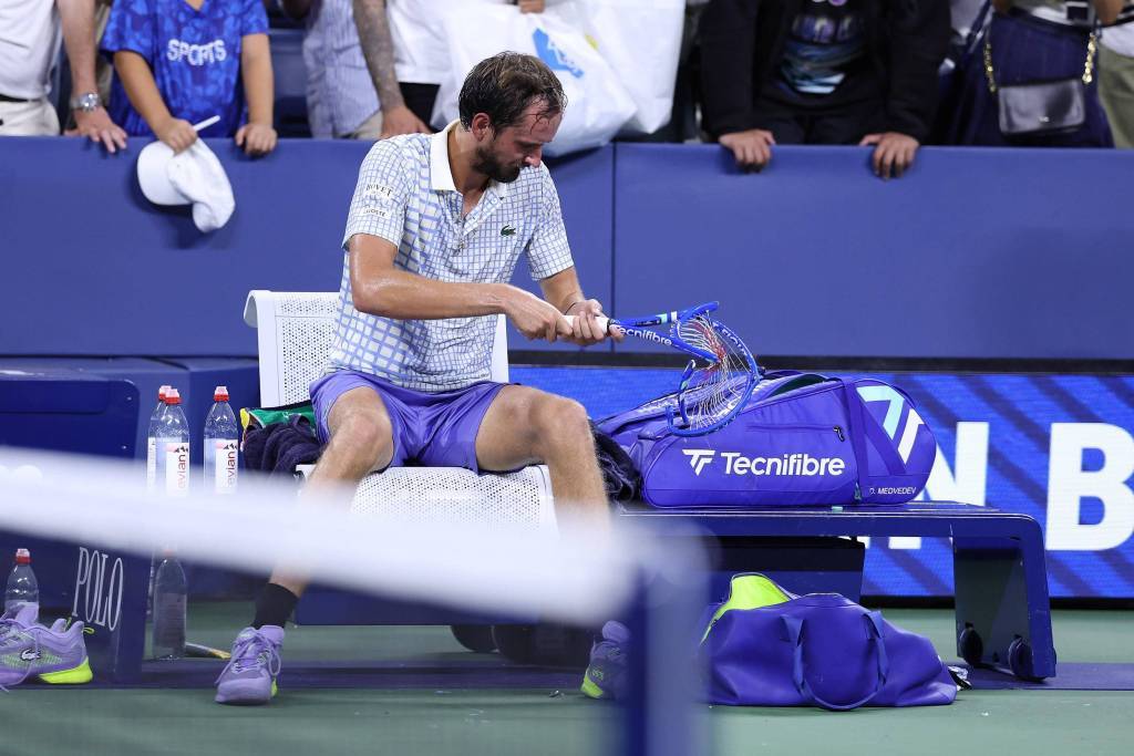 野蛮摔拍让网球不再“绅士”?纳达尔教练呼吁更严厉处罚