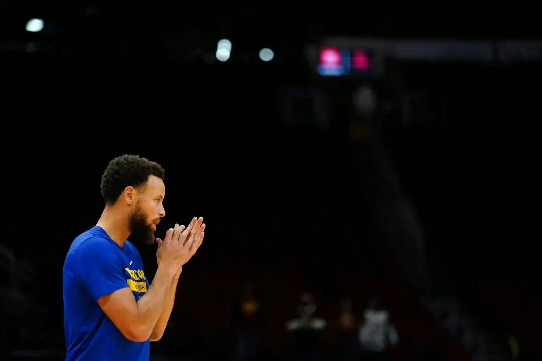 开云体育下载-考虑赛季报销！库里将专注招募詹姆斯！？