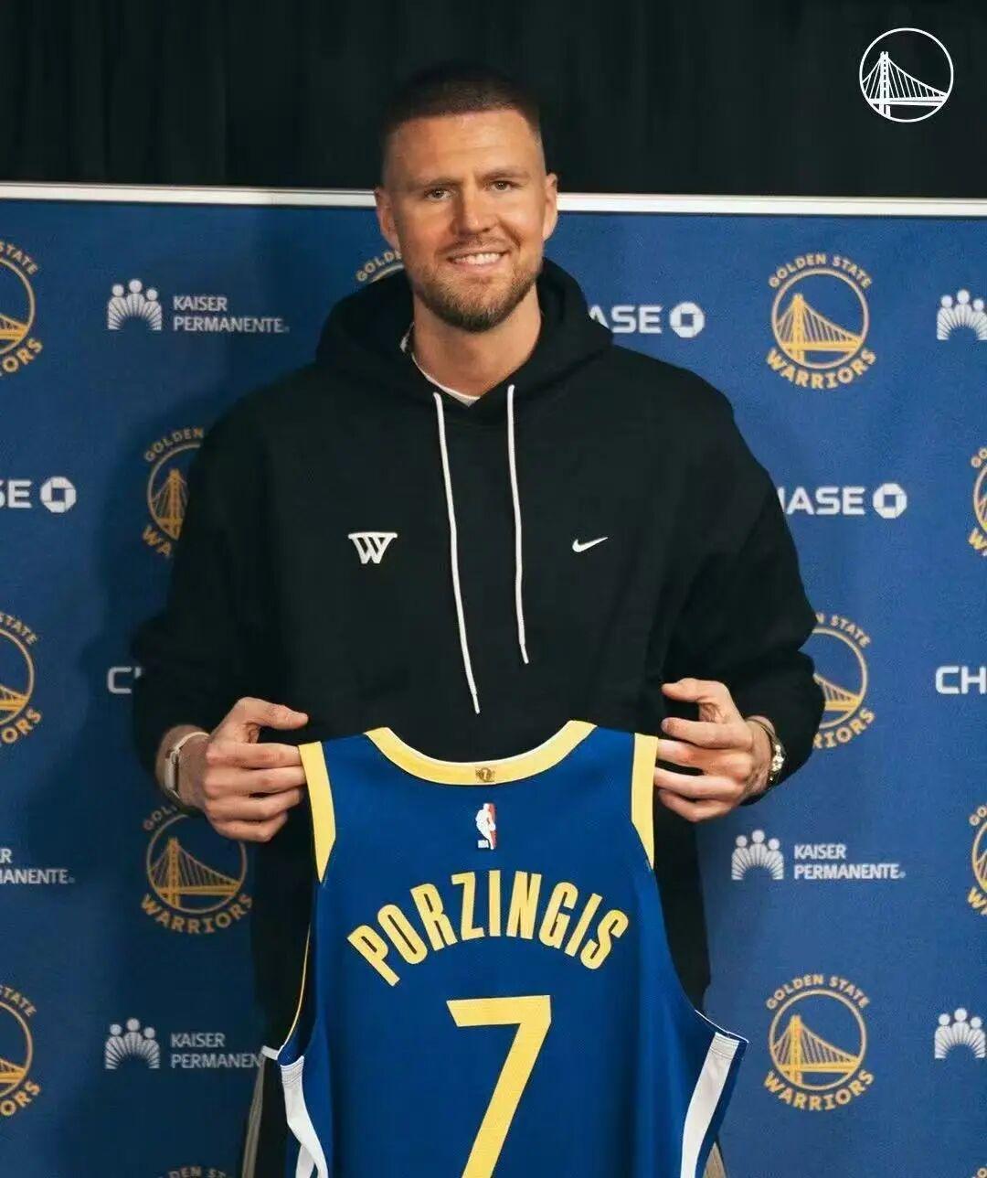 开云体育下载-考虑赛季报销！库里将专注招募詹姆斯！？